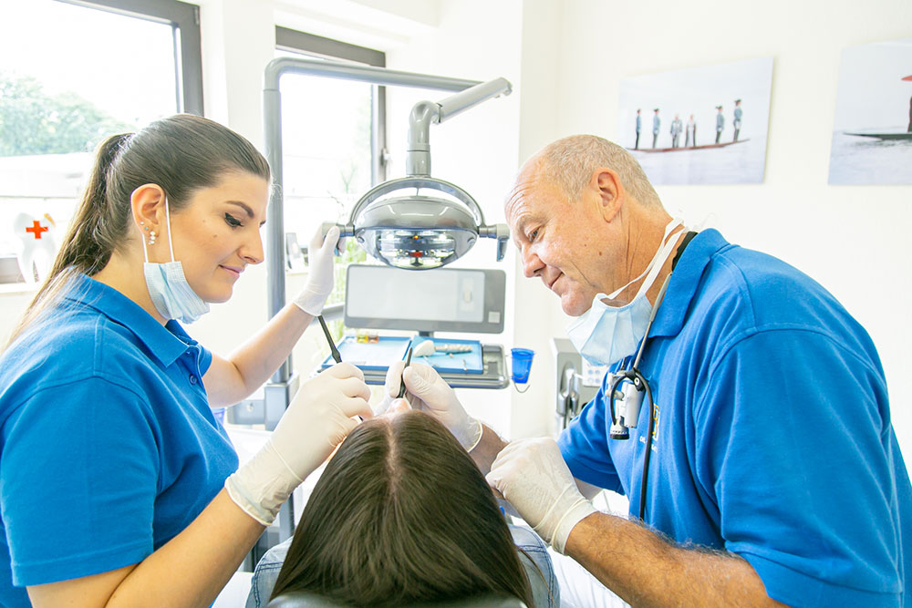 Zahnarzt Köln Innenstadt - Dr. Bongartz und Mitarbeiterin nehmen Wurzelkanalbehandlung vor